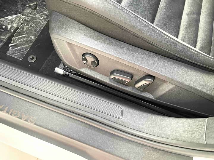 Фото 6 - Volkswagen Sagitar L