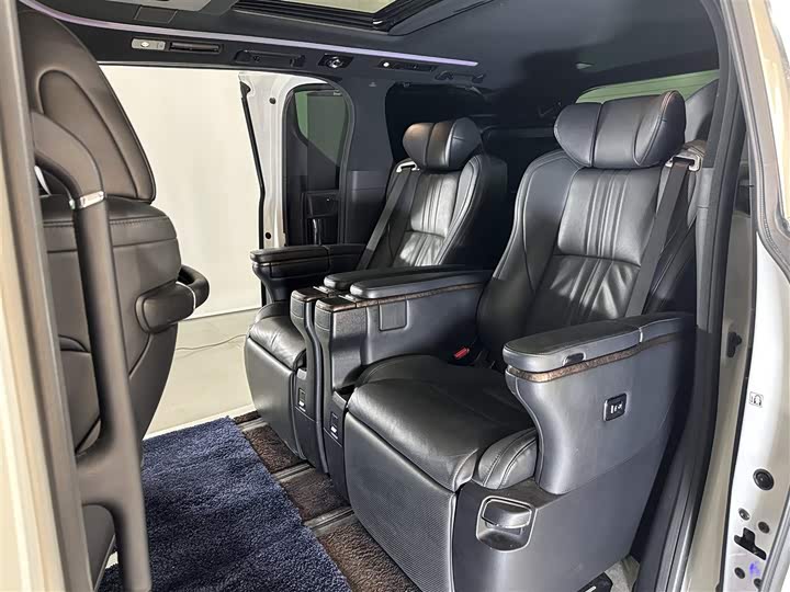 Фото 8 - Toyota Vellfire