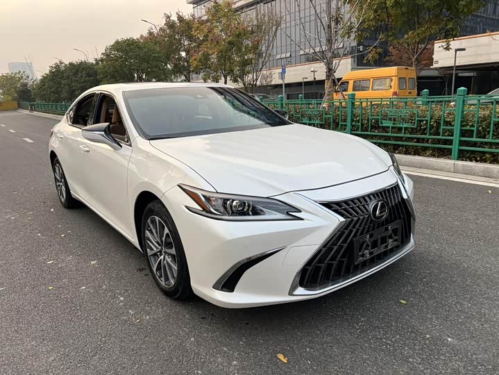 Фото 3 - Lexus ES
