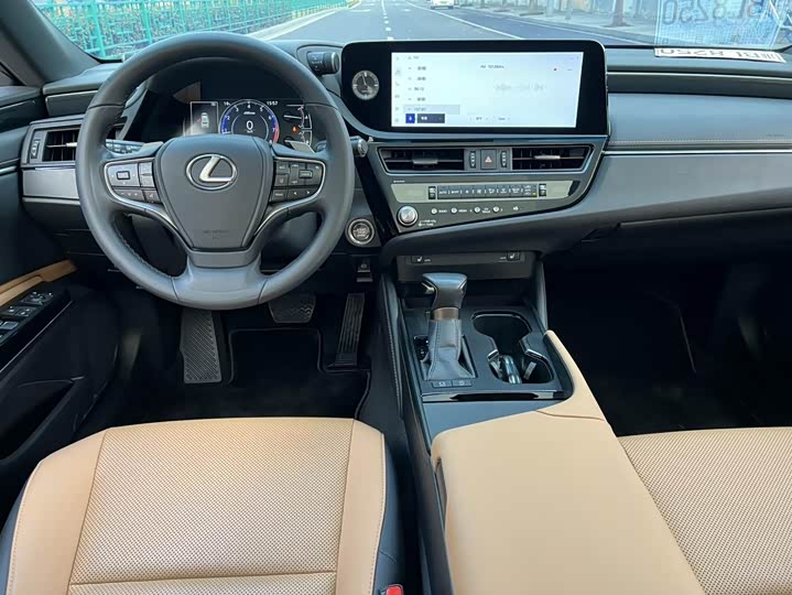 Фото 7 - Lexus ES