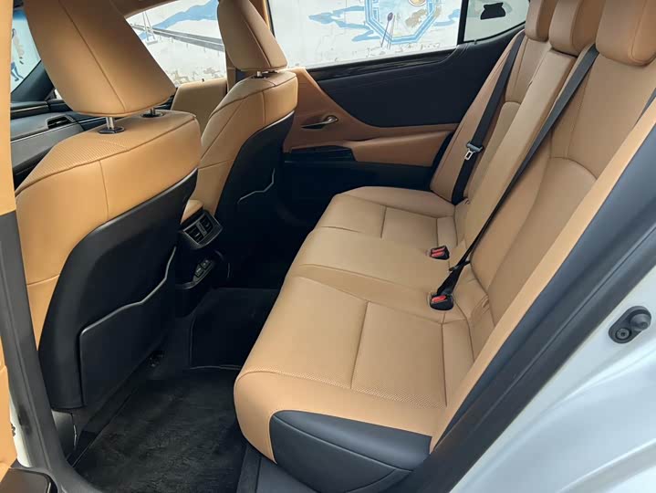 Фото 9 - Lexus ES