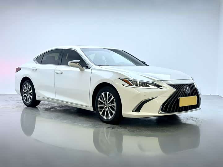 Фото 3 - Lexus ES