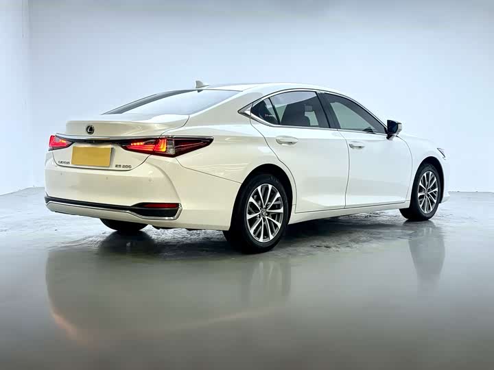 Фото 4 - Lexus ES