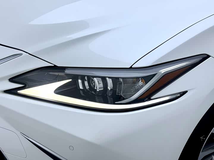 Фото 9 - Lexus ES