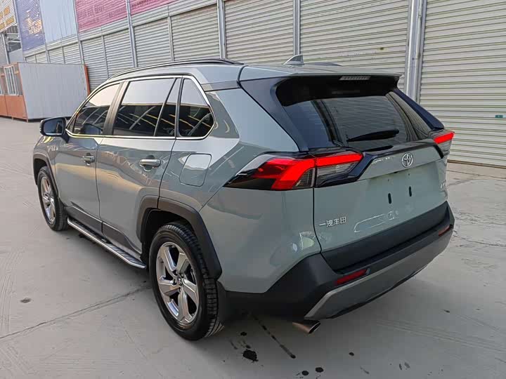 Фото 4 - Toyota RAV4