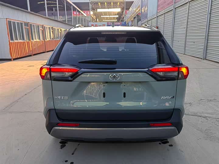 Фото 5 - Toyota RAV4