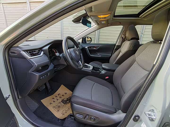 Фото 7 - Toyota RAV4