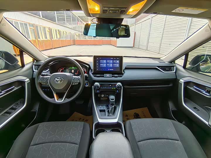 Фото 8 - Toyota RAV4