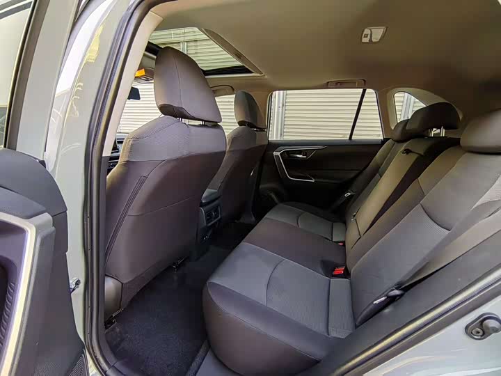 Фото 9 - Toyota RAV4