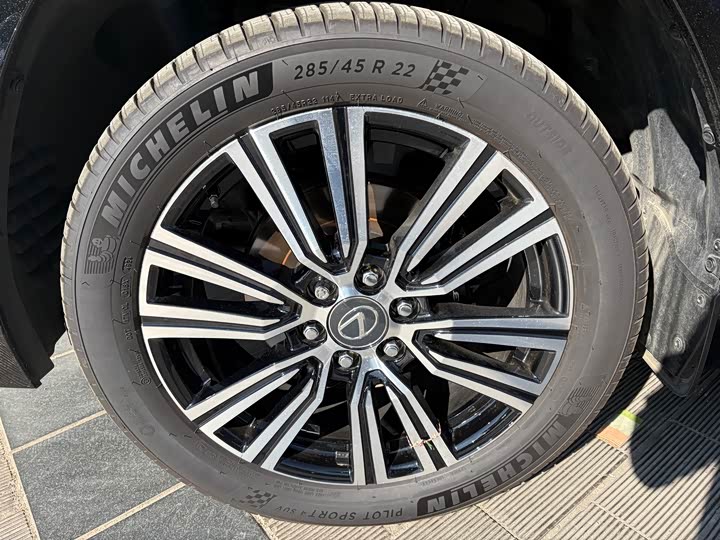 Фото 7 - Lexus LX