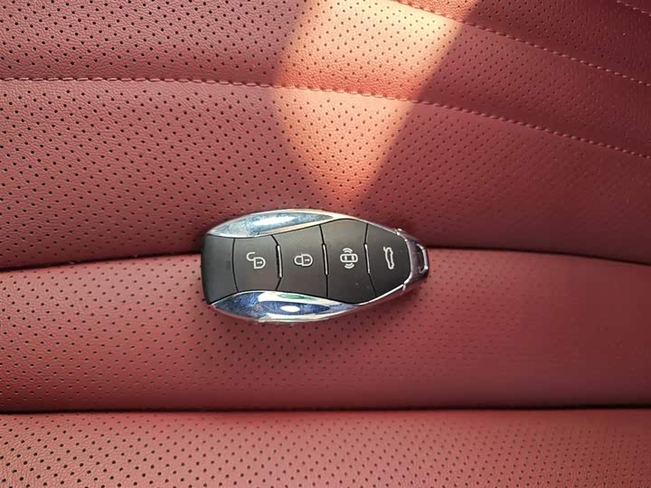 Фото 9 - Hongqi H5