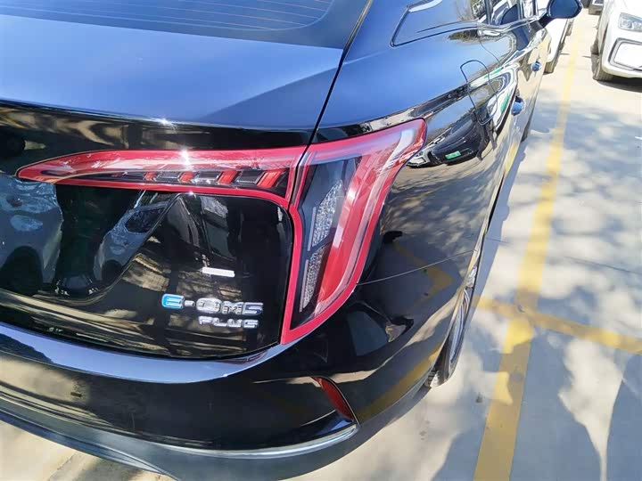 Фото 8 - Hongqi E-QM5