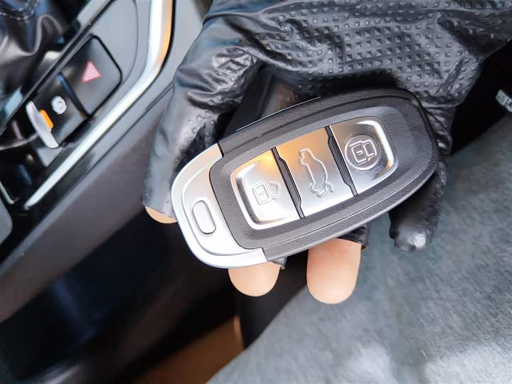 Фото 9 - Hongqi E-QM5