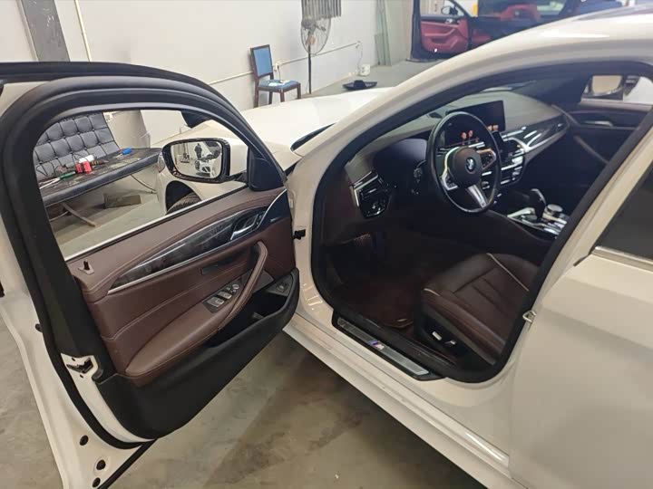 Photo 2 - BMW 5 Series
