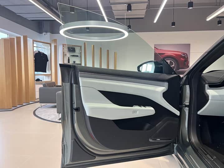 Фото 8 - Zeekr 001