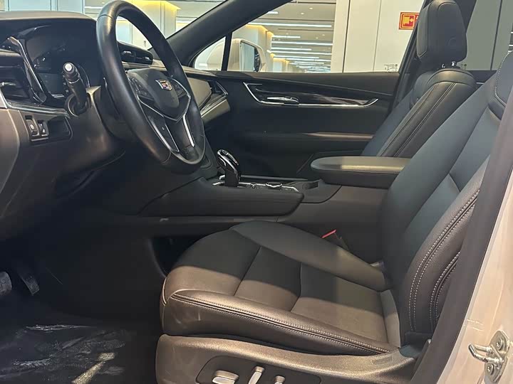 Фото 8 - Cadillac XT5