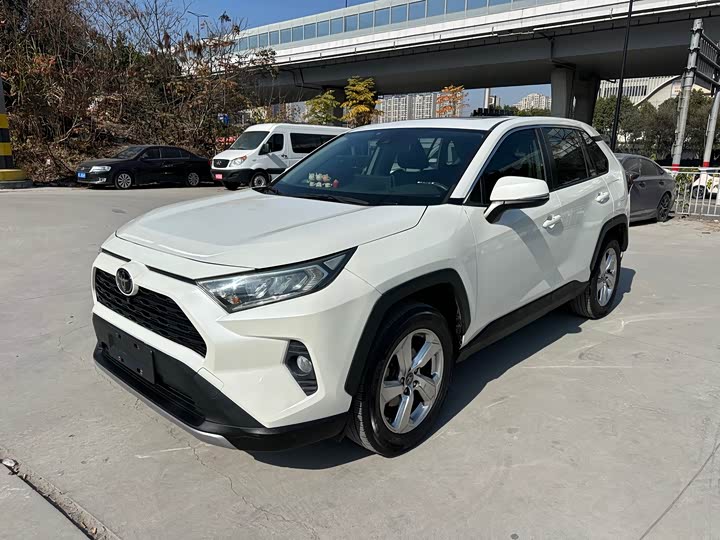 Фото 1 - Toyota RAV4