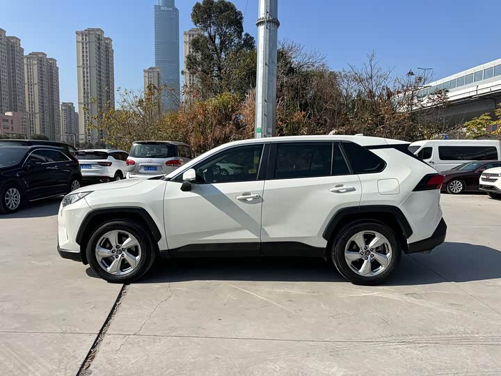 Фото 2 - Toyota RAV4