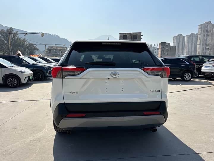 Фото 4 - Toyota RAV4