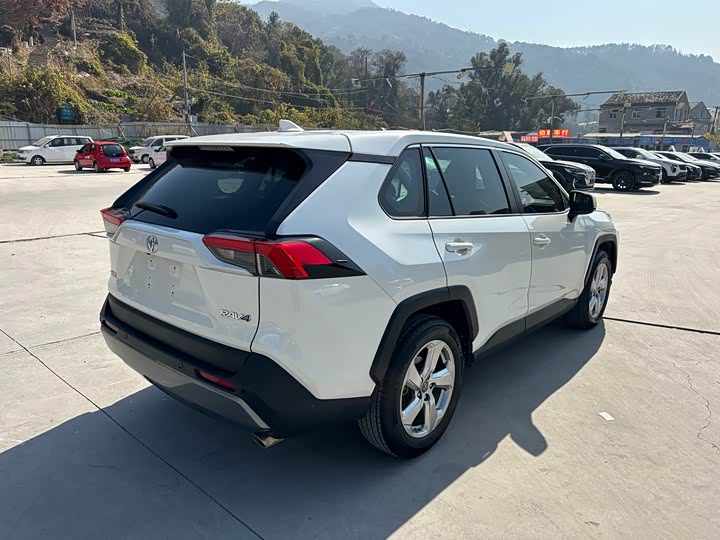 Фото 5 - Toyota RAV4