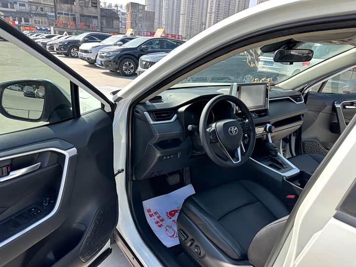 Фото 7 - Toyota RAV4