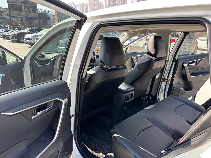 Фото 8 - Toyota RAV4