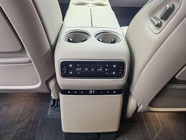 Фото 7 - LiXiang i8