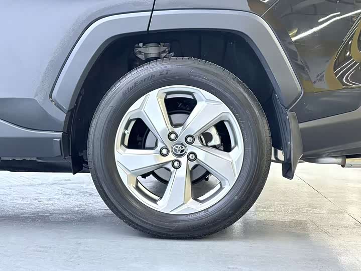 Фото 9 - Toyota RAV4