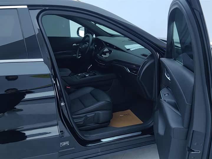 Фото 8 - Cadillac XT4