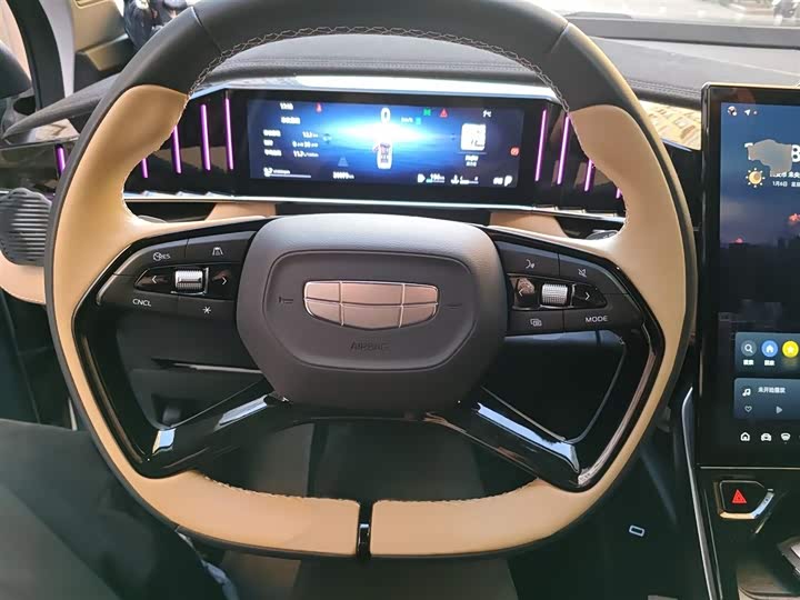 Фото 3 - Geely Atlas L