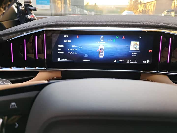 Фото 5 - Geely Atlas L