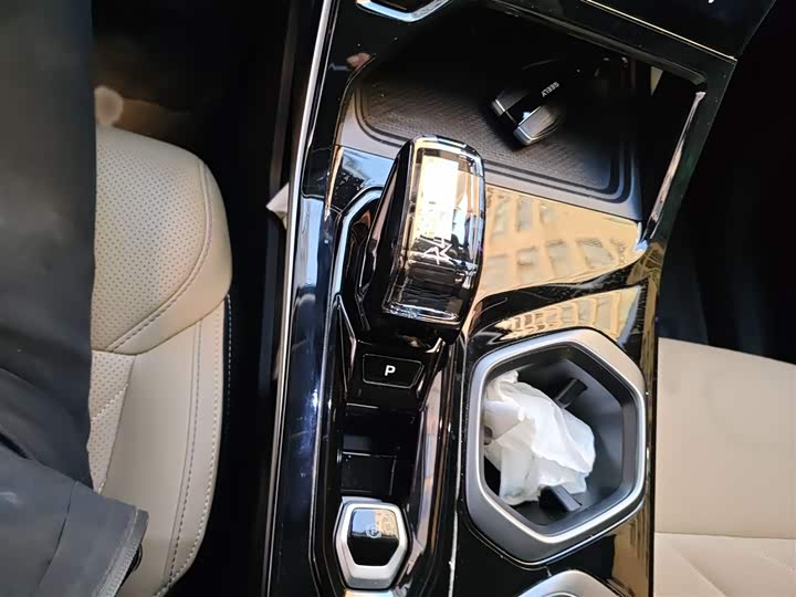 Фото 7 - Geely Atlas L