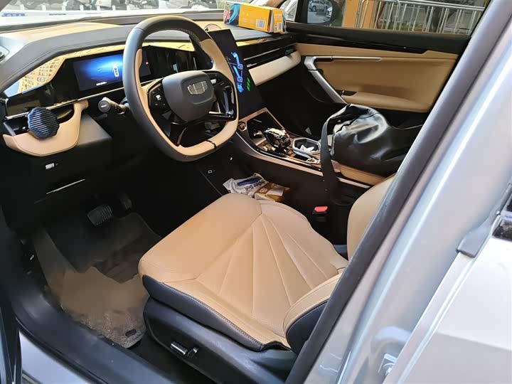 Фото 8 - Geely Atlas L