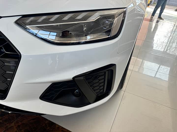 Фото 2 - Audi A4L