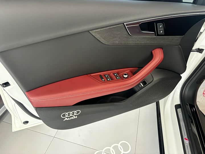 Фото 5 - Audi A4L
