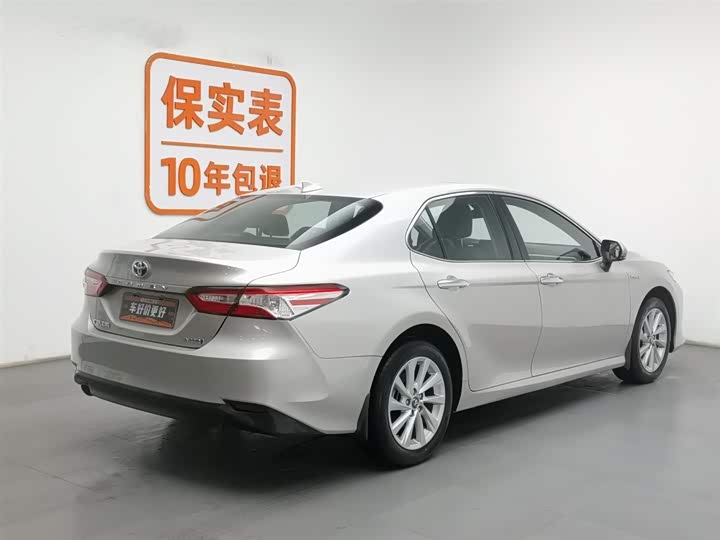 Фото 2 - Toyota Camry