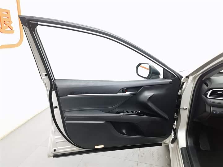 Фото 8 - Toyota Camry