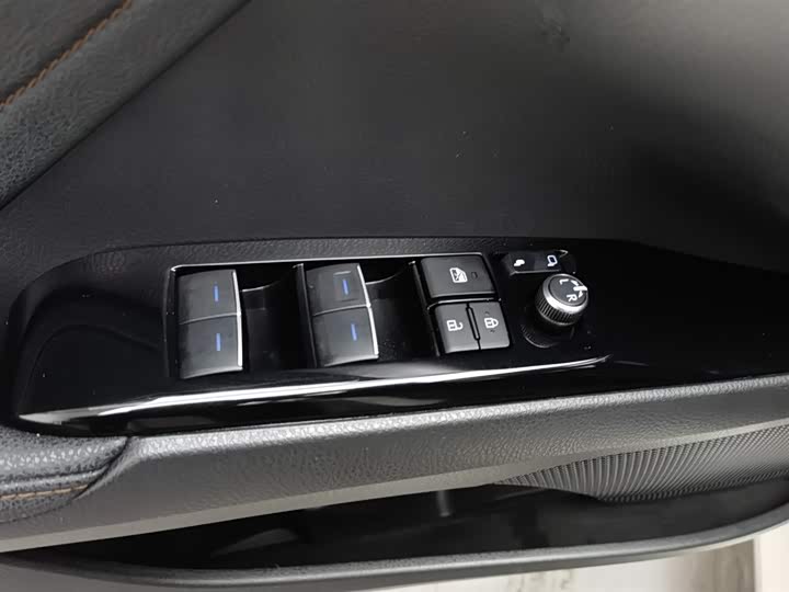 Фото 9 - Toyota Camry