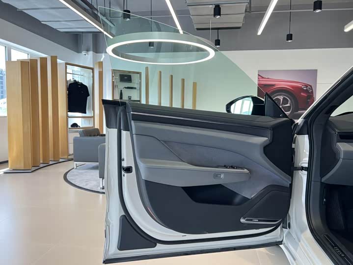 Фото 9 - Zeekr 001