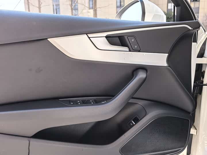 Фото 5 - Audi A4L