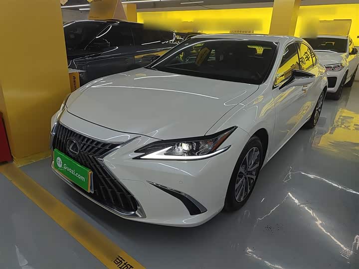 Фото 2 - Lexus ES