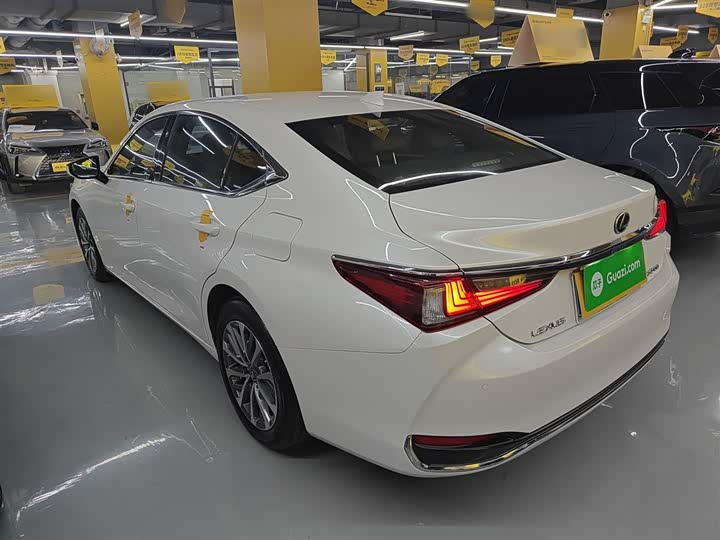 Фото 5 - Lexus ES