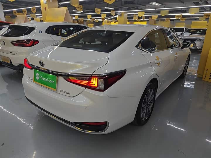 Фото 7 - Lexus ES