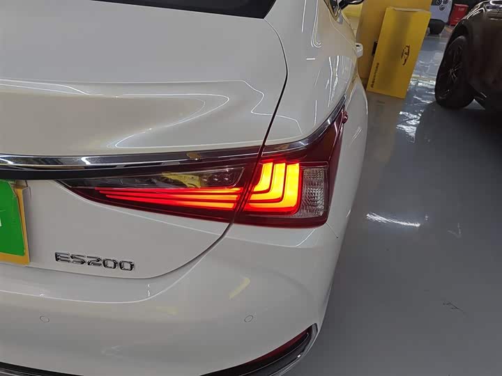 Фото 8 - Lexus ES