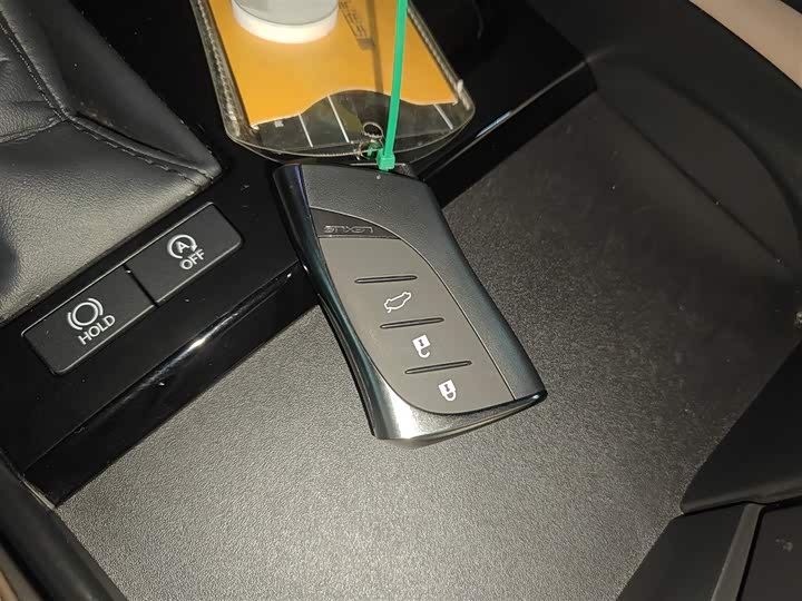 Фото 9 - Lexus ES