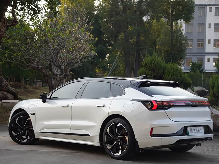 Фото 8 - Zeekr 001