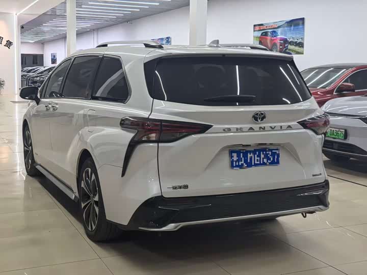 Фото 2 - Toyota Granvia