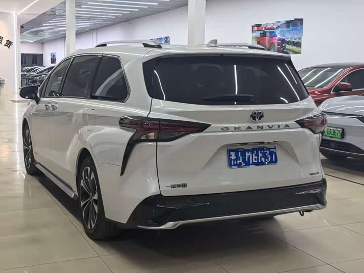 Фото 3 - Toyota Granvia