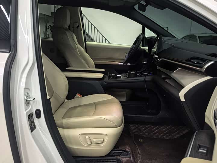 Фото 9 - Toyota Granvia