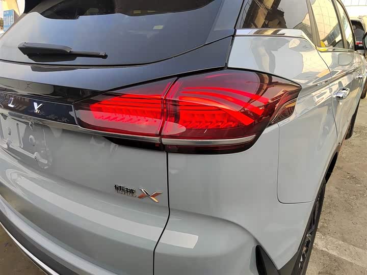 Фото 8 - Geely Atlas